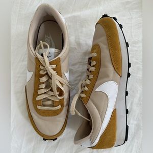 Cute Nike sneakers 👟 Size 8.5 Neutral colors (tan, beige, white).